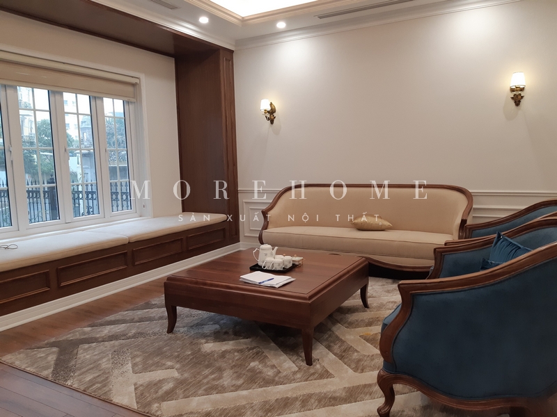Thi công nội thất phòng khách gỗ óc chó tân cổ điển được ưa chuộng sử dụng trong không gian nhà phố, biệt thự sang trọng, cao cấp sự quyền uy bề thế không gian sống của gia chủ.